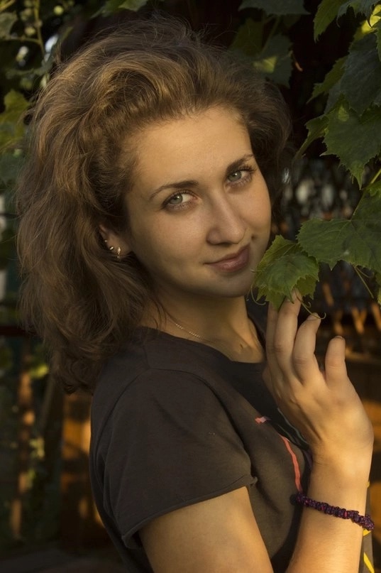 Евгения Андреевна, директор центра «Английский на Бульваре», у виноградных листьев