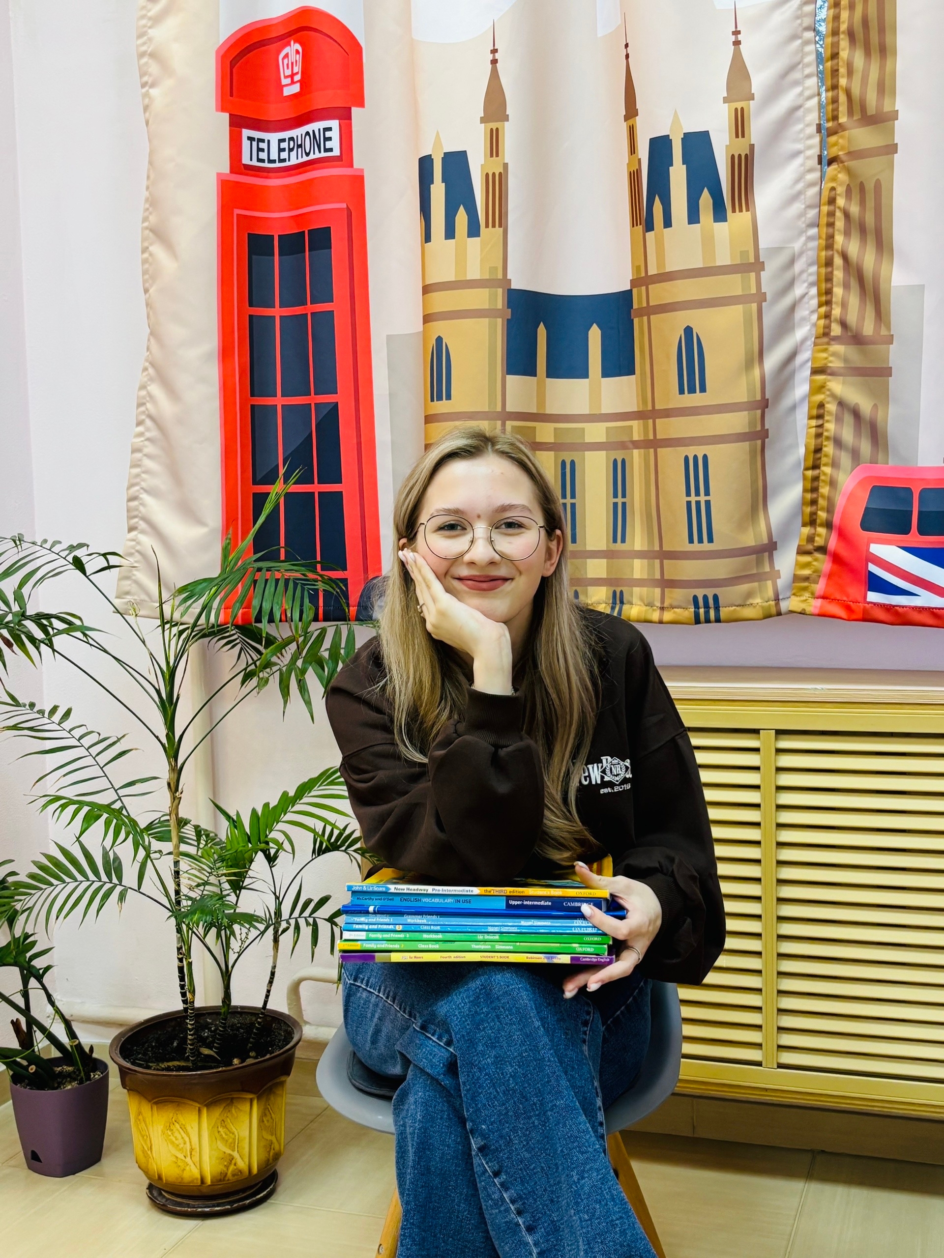 Ксения Сергеевна, преподаватель английского языка для начальных классов, с учебниками