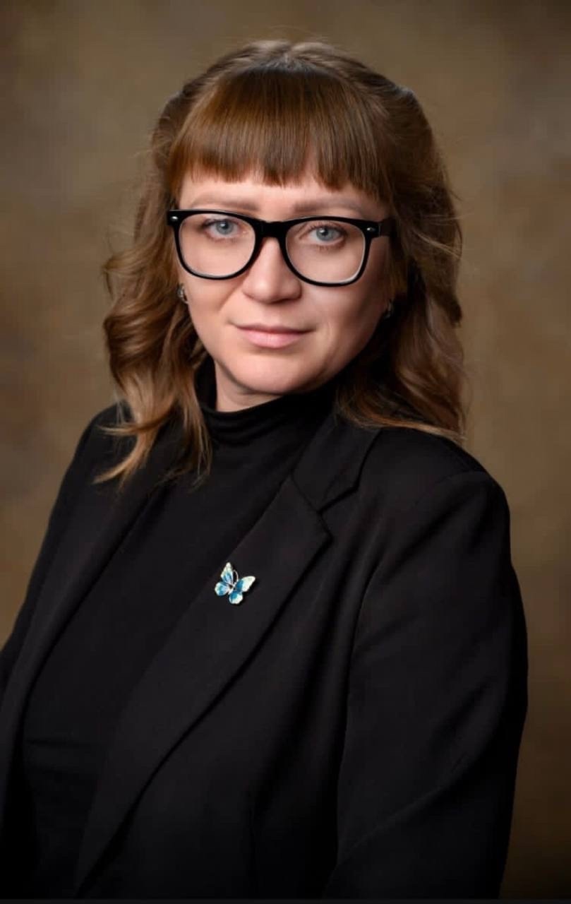 Яна Александровна, самый опытный педагог центра, в чёрном жакете